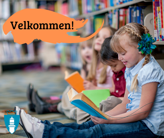 Bilde av barn som sitter på gulvet og leser på et biblioterk. Tekst