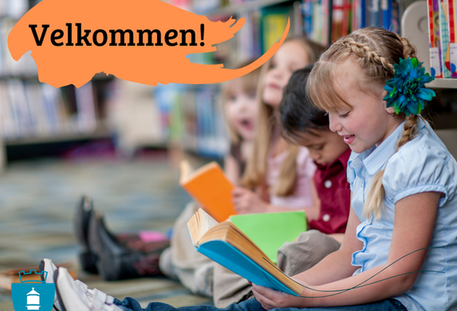 Bilde av barn som sitter på gulvet og leser på et biblioterk. Tekst