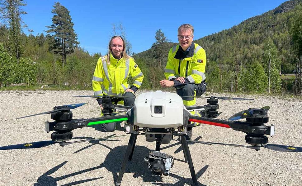 − Bruk av drone er en del av nettselskapets kontinuerlige arbeid for å sikre en pålitelig strømforsyning, sier sier Liv Hege Ketilsdotter Homme, vedlikeholdsingeniør distribusjonsnett i Glitre Nett, som viser frem dronen til Tore Morten Wetterhus, administrerende direktør i Glitre Nett. Foto : Glitre Nett