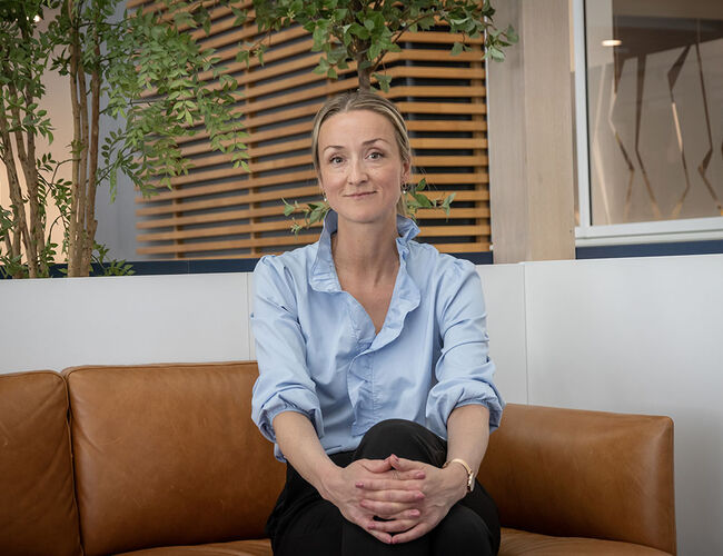 – Hvis målet er informerte forbrukere, mener vi priser og støttenivåer bør oppgis inklusiv mva., sier produktdirektør i Fjordkraft, Renate Larsen. Foto: Fjordkraft