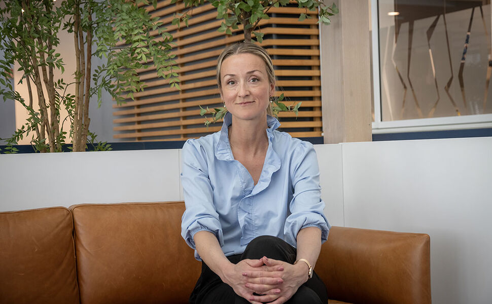 – Hvis målet er informerte forbrukere, mener vi priser og støttenivåer bør oppgis inklusiv mva., sier produktdirektør i Fjordkraft, Renate Larsen. Foto: Fjordkraft