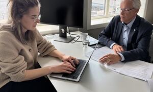 Rådmann Kyrre Jordbakke svarer på spørsmål hos Lindesnes avis