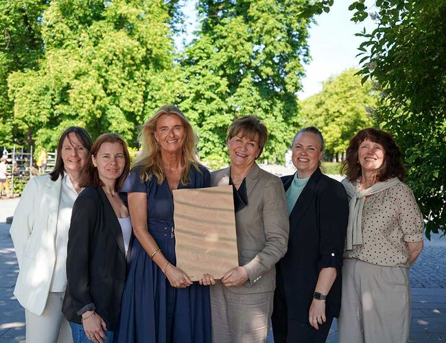 Den norske sengeprodusenten Jensen er vinner av Svaneprisen 2024. Fra venstre: Birgit Fonnesbæk Andersen, Kristine Sylling, Cathrine Pia Lund, Marit Haukelidsæter, Marie Watten Eisenhardt, Nina Stordalen. Foto: Maria Fæste Jentoft