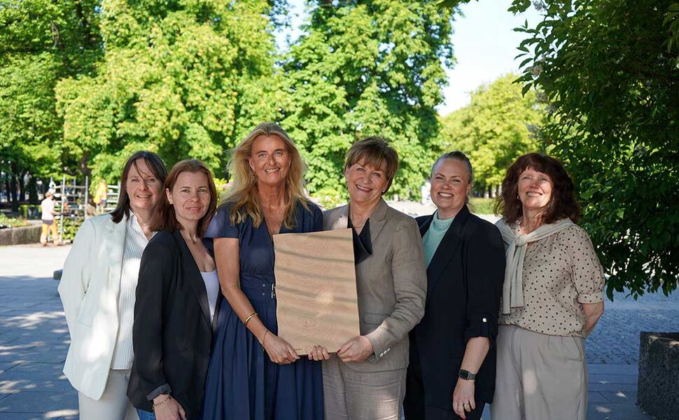 Den norske sengeprodusenten Jensen er vinner av Svaneprisen 2024. Fra venstre: Birgit Fonnesbæk Andersen, Kristine Sylling, Cathrine Pia Lund, Marit Haukelidsæter, Marie Watten Eisenhardt, Nina Stordalen. Foto: Maria Fæste Jentoft