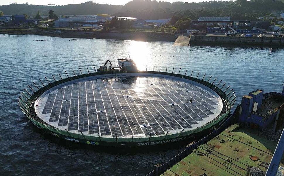 Ferdigbygget merd med solcelleanlegg og sjøløvebeskyttelse i Huar Norte, Chile. Foto: AKVA group