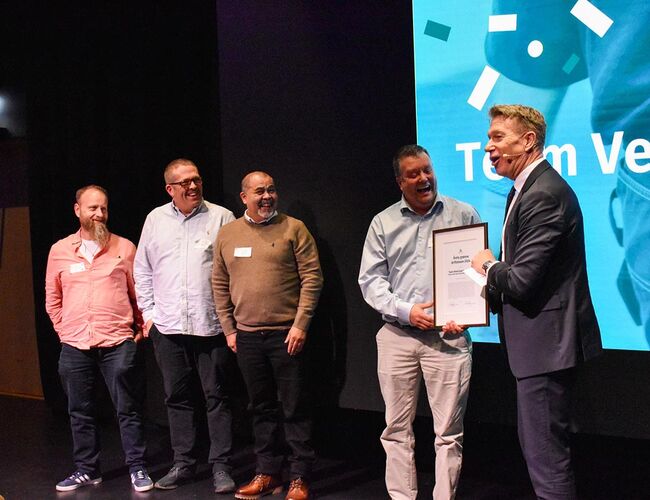 Energiminister Terje Aasland (Ap) overrakte diplomet til Team Veterinærbygningene som ble Årets grønne driftsteam i 2024. Foto: Grønn Byggallianse.