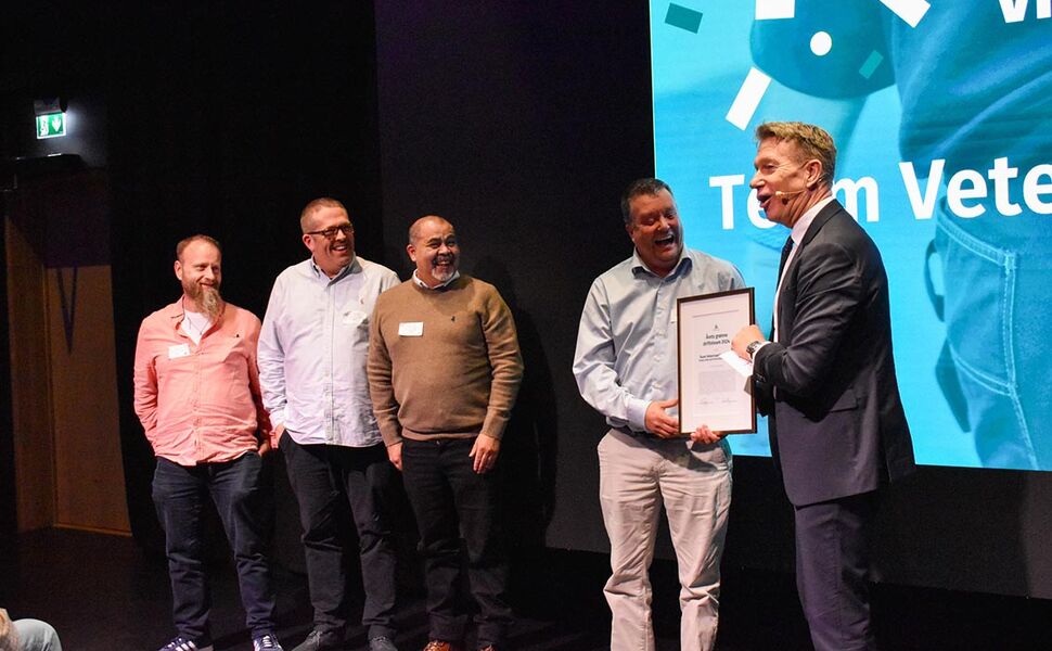 Energiminister Terje Aasland (Ap) overrakte diplomet til Team Veterinærbygningene som ble Årets grønne driftsteam i 2024. Foto: Grønn Byggallianse.