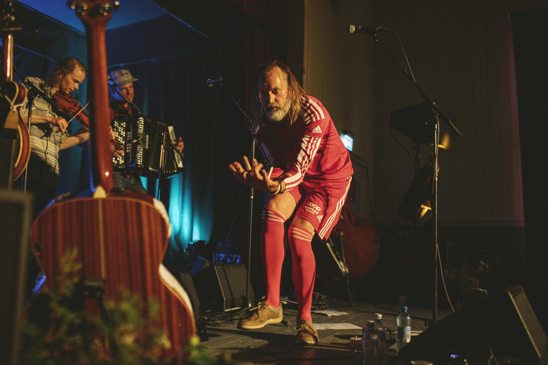 Bare Egil Spellemannslag sytte for fest på lokalet under Røros Folk Festival. Foto: Julia Fjellheim