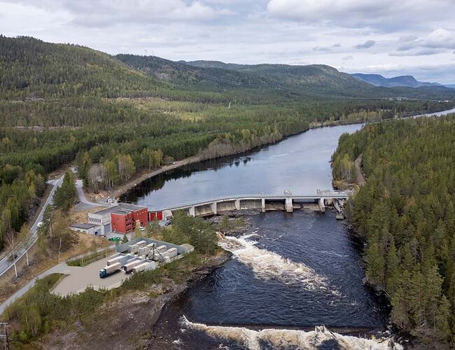 Hydrogenanlegget vil ha en årlig produksjonskapasitet på 300 tonn hydrogen. Det vil erstatte om lag 3000 liter diesel per døgn og betyr at 3 millioner kjørte kilometer med lastebiltransport årlig kan kjøres uten utslipp. Dette tilsvarer 3000 turer tur-retur Oslo-Trondheim. Foto: Å Energi