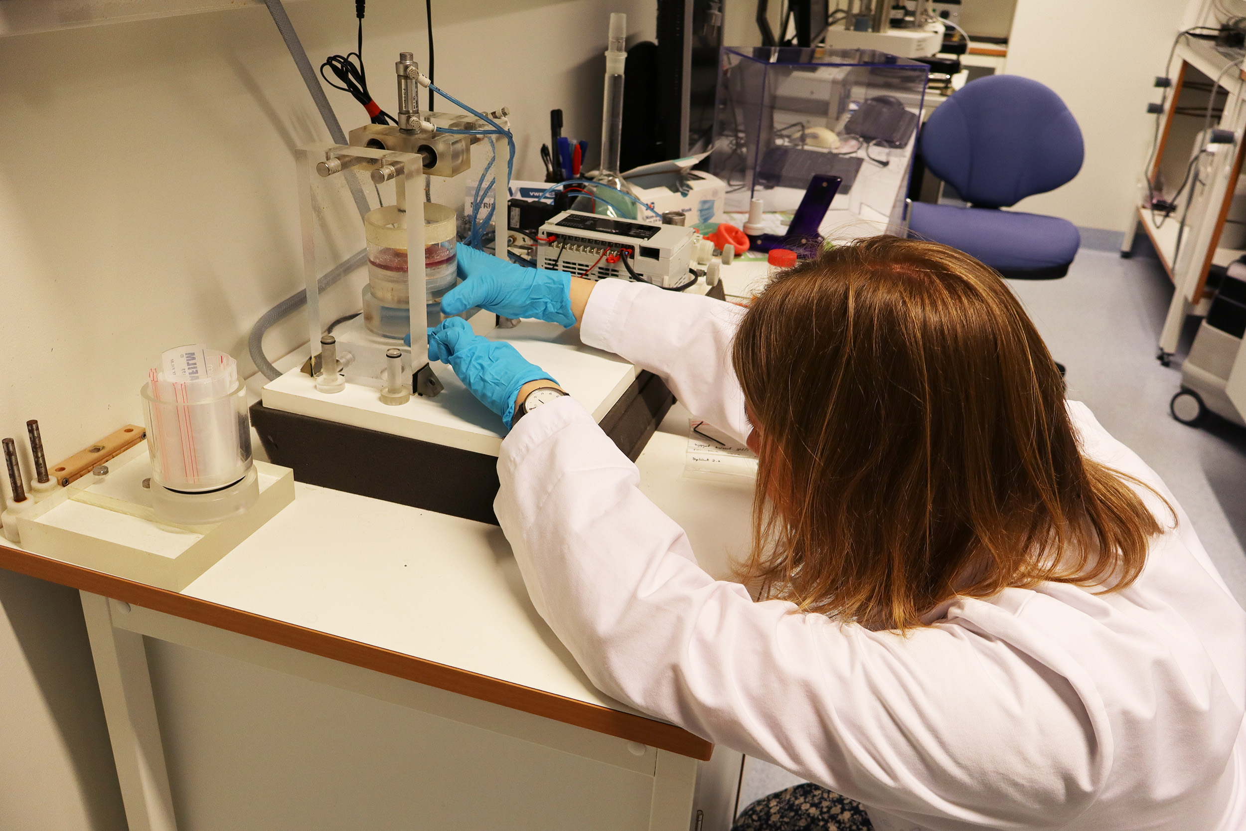 Picture of a chewing machine at NIOM being prepared by visiting researcher Kristine Andreassen.