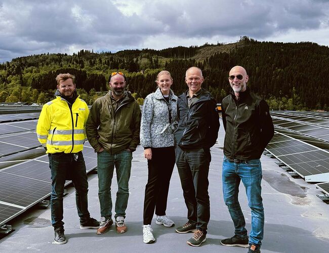 Jonas Grønning (Eiendomskonsulent AS), Torgeir Borgen (prosjektleder, Differ Energy), Siri Bjørnstad Jensen (Sunday Power), Arve Kristiansen (driftsleder, Salvesen & Thams Eiendom) og Martin Wormdal (prosjektsjef, Salvesen & Thams Eiendom). Foto: Sunday Power