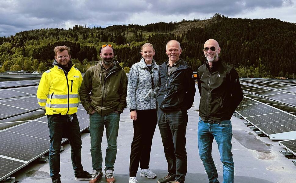 Jonas Grønning (Eiendomskonsulent AS), Torgeir Borgen (prosjektleder, Differ Energy), Siri Bjørnstad Jensen (Sunday Power), Arve Kristiansen (driftsleder, Salvesen & Thams Eiendom) og Martin Wormdal (prosjektsjef, Salvesen & Thams Eiendom). Foto: Sunday Power