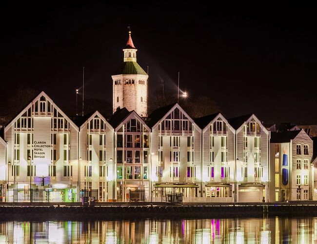 Stavanger havn og andre steder har sterk belysning om kveld og natt. Selv om kunstig lys gir tryggere byrom, har det en rekke negative effekter på mennesker, natur og dyr. Foto: Nanco Hoogstad