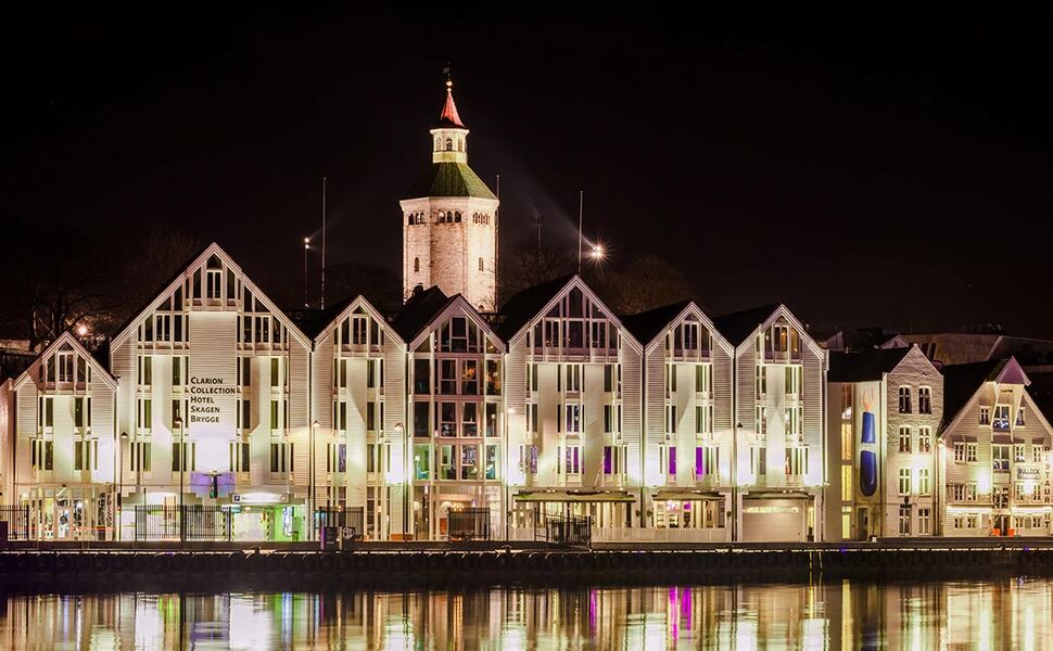 Stavanger havn og andre steder har sterk belysning om kveld og natt. Selv om kunstig lys gir tryggere byrom, har det en rekke negative effekter på mennesker, natur og dyr. Foto: Nanco Hoogstad