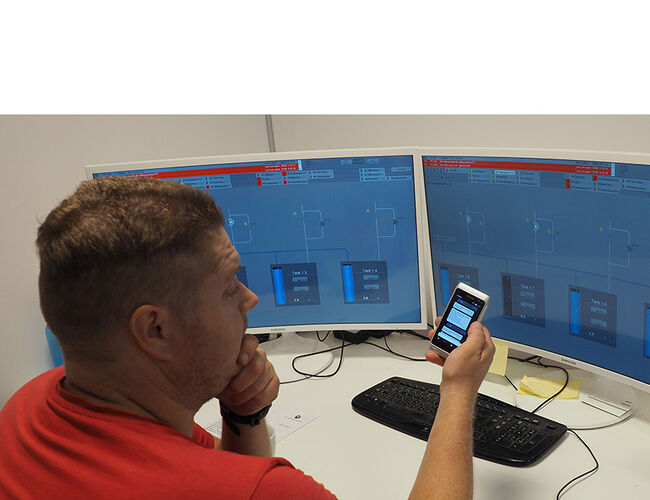 På Erko Settefisk blir det landbaserte anlegget overvåket og styrt digitalt fra en PC/mobil. Røkteren kan ha vakt hjemme og likevel kunne ha kontroll og eventuelt gripe inn til enhver tid. Foto: Schneider Electric