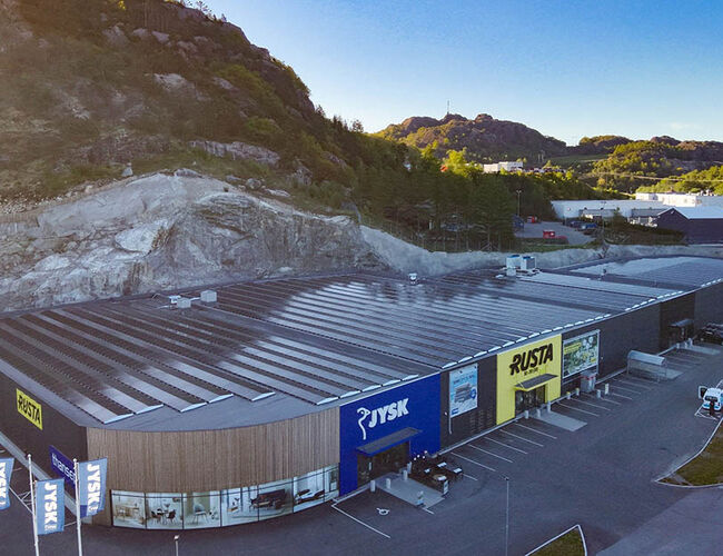Egersund Handelspark med sitt nye solcelleanlegg på 886 kWp. Foto: Sunday Power