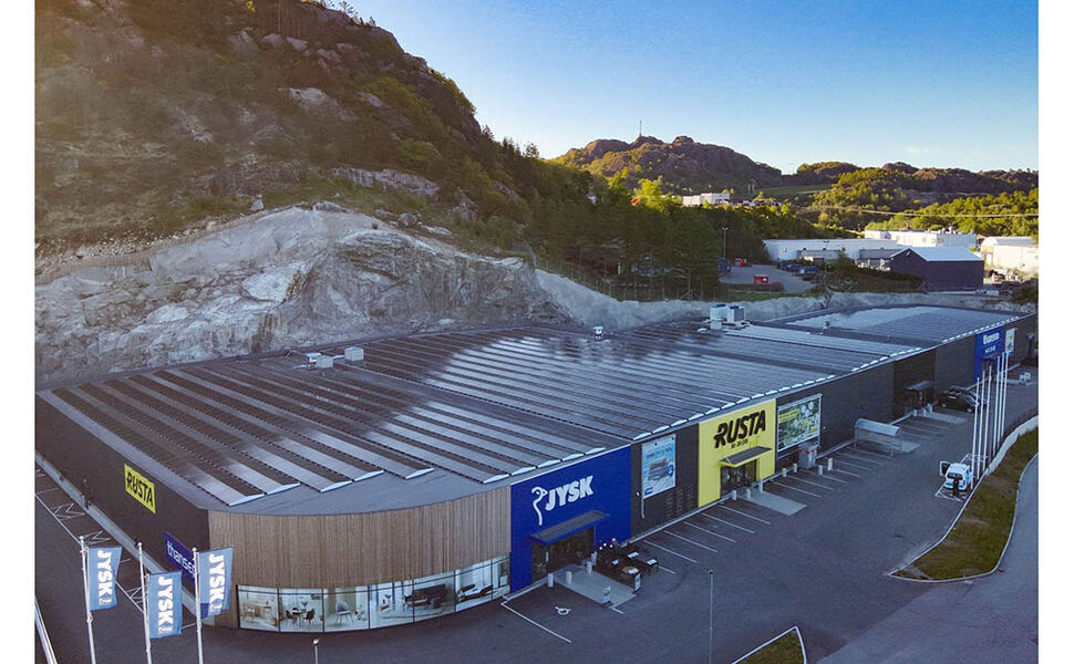 Egersund Handelspark med sitt nye solcelleanlegg på 886 kWp. Foto: Sunday Power