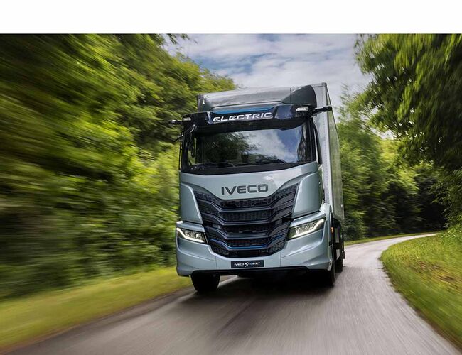 Den nye IVECO S-eWay markerer et gjennombrudd innen elektrisk transport med stilrent design, lang rekkevidde og intelligent teknologi, og egner seg svært godt til distribusjonskjøring, både for by- og regiontrafikk. Foto: IVECO