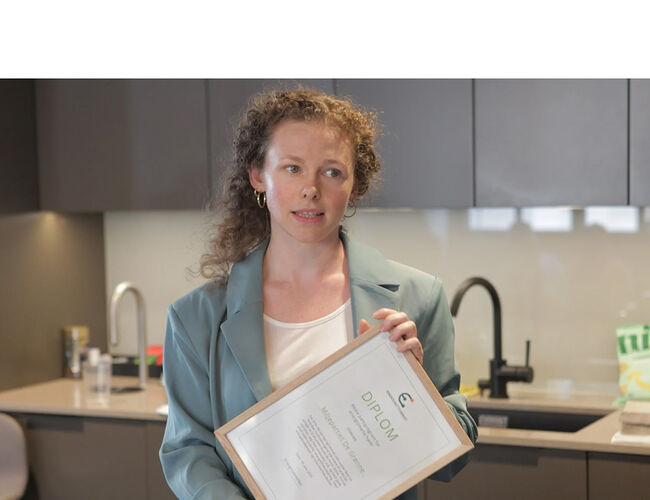 MDGs Ingrid Liland mottok diplom fra Energinettverket for partiets mål om mer ENØK, solkraft og forbrukerfleksibilitet. Foto: NHO Elektro
