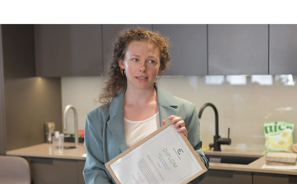 MDGs Ingrid Liland mottok diplom fra Energinettverket for partiets mål om mer ENØK, solkraft og forbrukerfleksibilitet. Foto: NHO Elektro