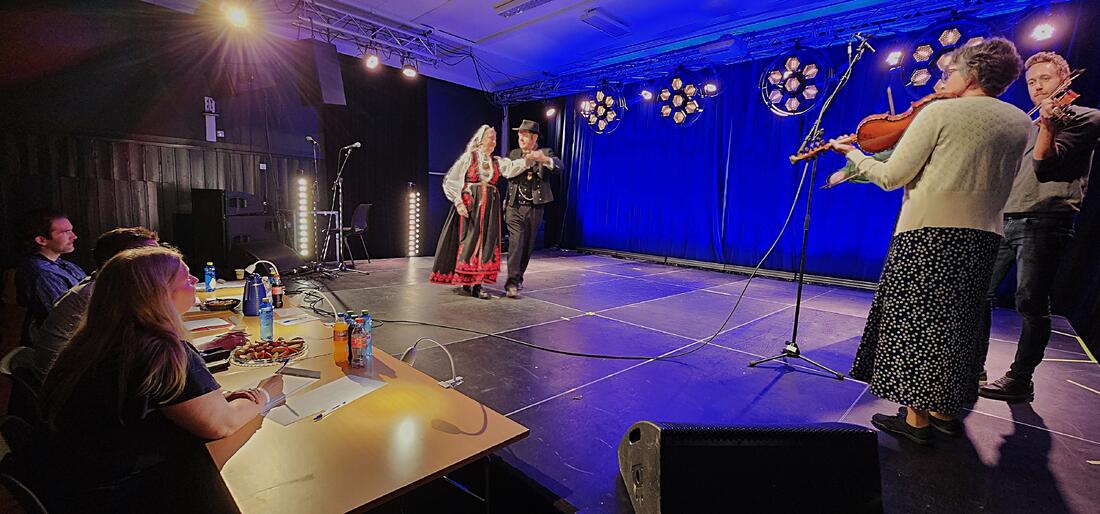 Aud Manheim og Johan Vaa har vore med i kappleiksgamet i fleire tiår. No dansar dei i D-klassen. Foto: Kjellbjørn Karsrud.