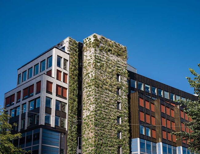 Midt i hjertet av Oslo, i byens mest trafikkerte kollektivknutepunkt, har Entra gjennomført en omfattende totalrehabilitering av kontorarealene i Stenersgata 1–3. Foto: Knut Neerland