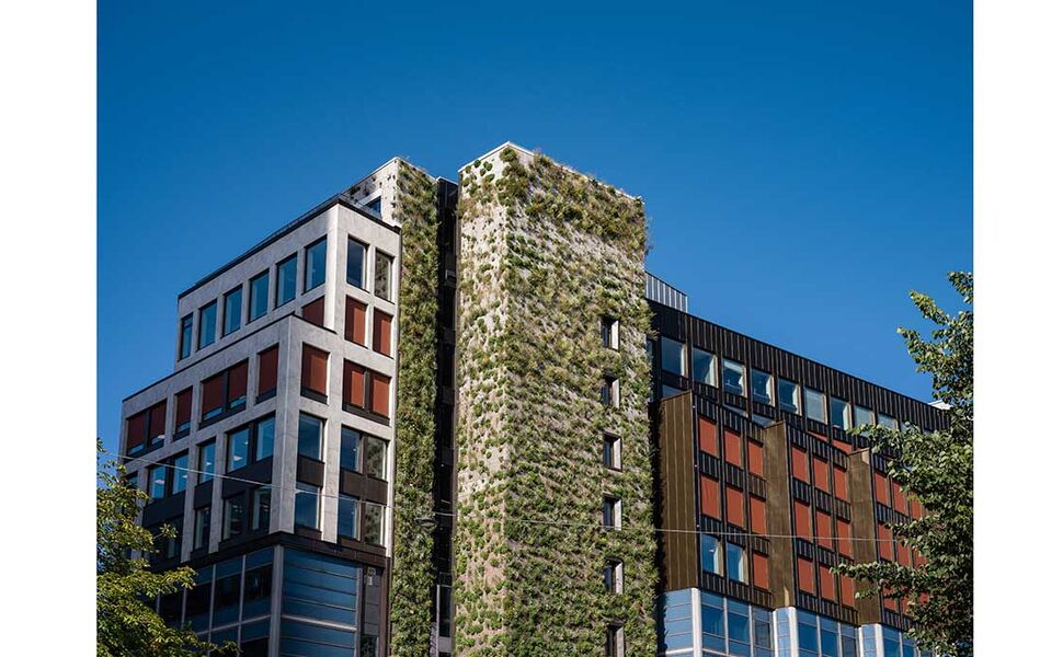 Midt i hjertet av Oslo, i byens mest trafikkerte kollektivknutepunkt, har Entra gjennomført en omfattende totalrehabilitering av kontorarealene i Stenersgata 1–3. Foto: Knut Neerland