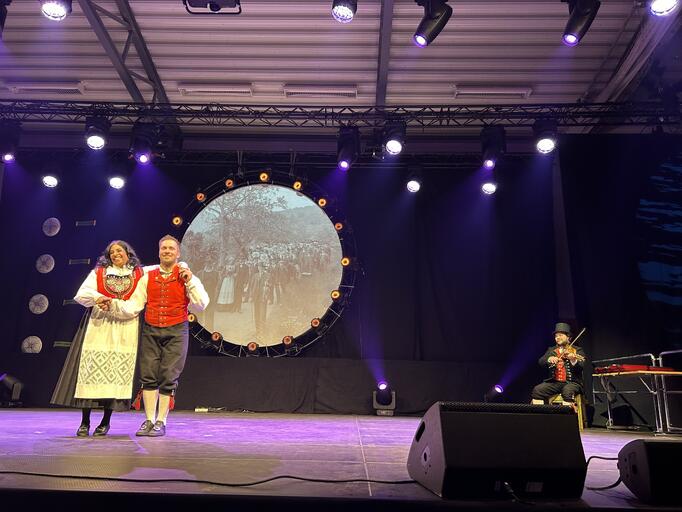 Kulturminister Lubna Jaffery opna årets Landskappleik og dansa ein springar med Torkjell Lunde Børsheim, til spel av Alexander Aga Røynstrand. Foto: Sunniva Langås-Røiland
