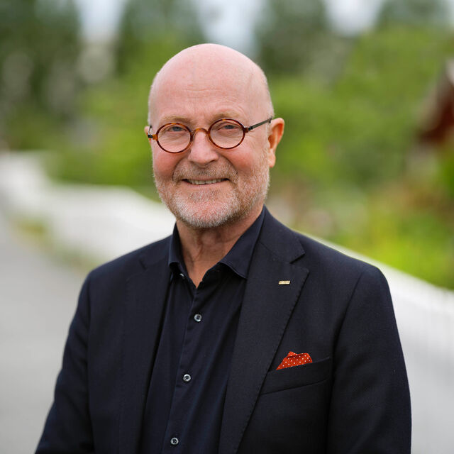 Picture of NIOM CEO Per Vult von Steyern taken outside in a park