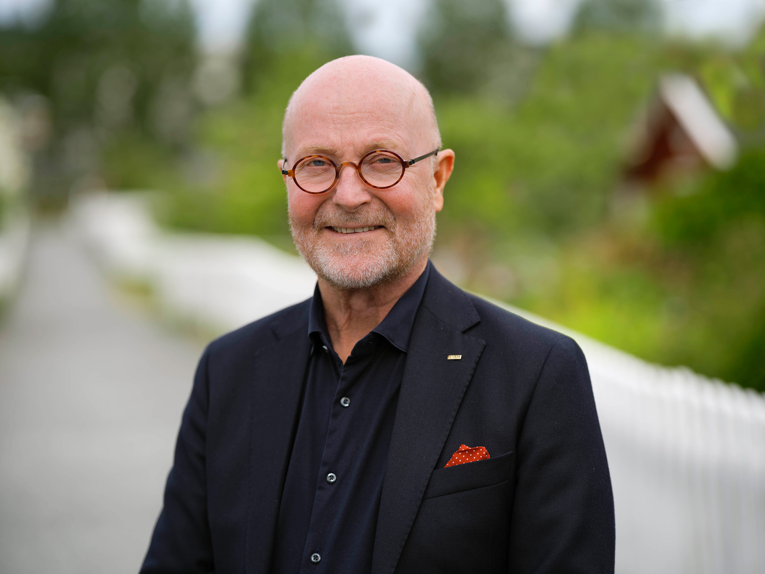 Picture of NIOM CEO Per Vult von Steyern taken outside in a park