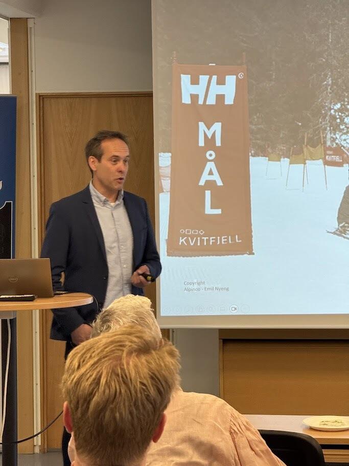 Bildet viser en mann som holder en foredrag.