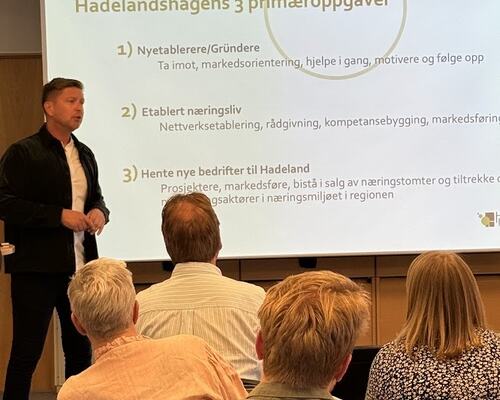 Bilde av foredragsholder i Hadelandshagen
