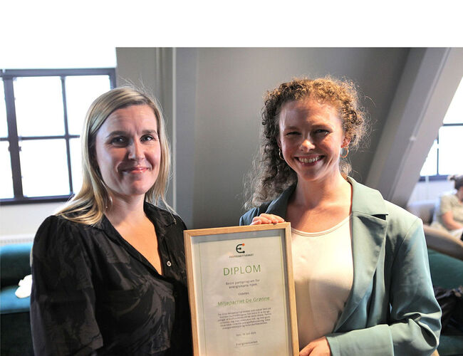 MDG, ved nestleder Ingrid Liland, mottok prisen for best politikk for energismarte boliger. Det ble avgjort 16. juni, under Energinettverkets kåring av partiprogrammene. Linda Ørstavik Öberg fra Huseierne overrak prisen. Foto: Annette Bjørndalen Søreide/ Norsk Varmepumpeforening.