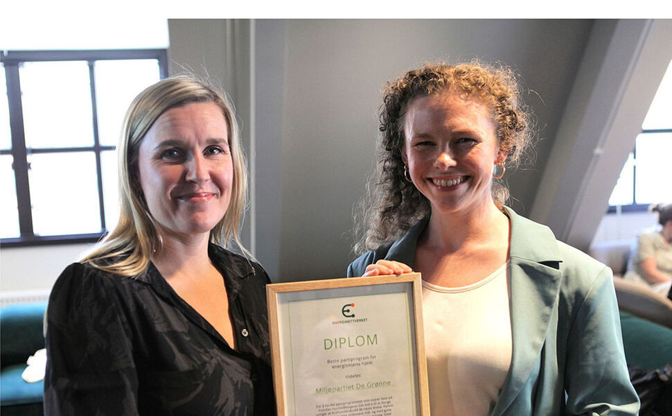 MDG, ved nestleder Ingrid Liland, mottok prisen for best politikk for energismarte boliger. Det ble avgjort 16. juni, under Energinettverkets kåring av partiprogrammene. Linda Ørstavik Öberg fra Huseierne overrak prisen. Foto: Annette Bjørndalen Søreide/ Norsk Varmepumpeforening.
