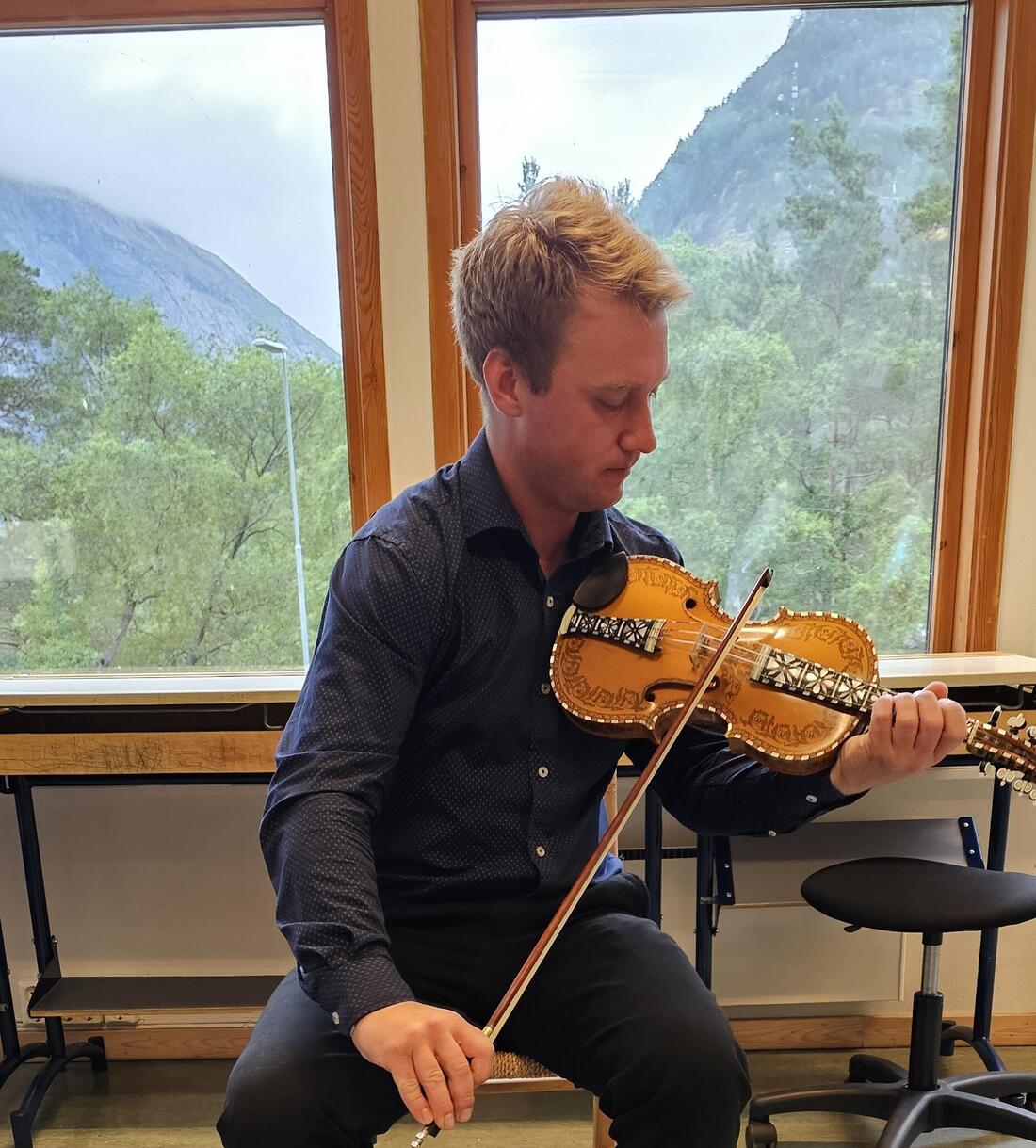 Eivind Tanche-Larsen førebur seg til Spel Hardingfele klasse B.