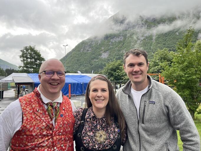 Torbjørn Bergwitz Lauen (f.v), Anbjørg Myhra Bergwitz og Audun Grüner-Hegge. Anbjørg dansa med Torbjørn i dans hardingfele A og Audun i dans fele A.