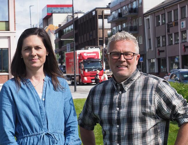 Narvik kommune har fått Klimasats-støtte for å elektrifisere tungtransporten i regionen, i samarbeid med transportører, myndigheter og andre. Prosjektet skal undersøke hvordan kommunen kan etablere ladeinfrastruktur og legge til rette for elektriske busser og tungtrafikk. Her er klima- og miljørådgiver Caroline Tollstadius og prosjektleder Bjørn Erik Rønhaug i kommunens næringsselskap Futurum. Foto: Narvik kommune