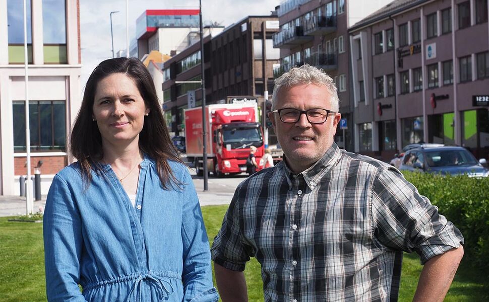 Narvik kommune har fått Klimasats-støtte for å elektrifisere tungtransporten i regionen, i samarbeid med transportører, myndigheter og andre. Prosjektet skal undersøke hvordan kommunen kan etablere ladeinfrastruktur og legge til rette for elektriske busser og tungtrafikk. Her er klima- og miljørådgiver Caroline Tollstadius og prosjektleder Bjørn Erik Rønhaug i kommunens næringsselskap Futurum. Foto: Narvik kommune