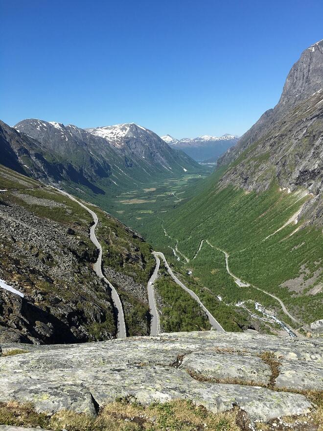 Viser bilde over veien opp trollstigen