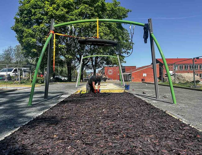 Montering av fallunderlagene på Trasop skole. Foto: Oslobygg KF