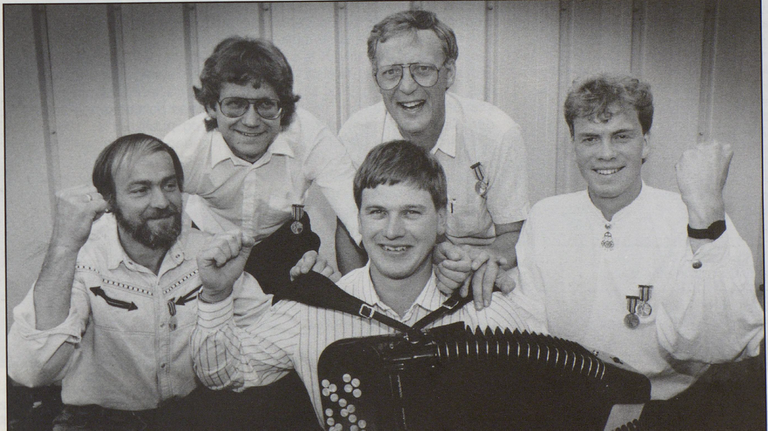 Landsfestivalen på Oppdal i 1990: Visdals kvintett til topps i gruppespel. F.v. Odd Ymbjørgøyen, Ole Foss, Jan Visdal, Svein Stensrud og Leif Inge Schjølberg. (Foto: Bård Bårdløkken)