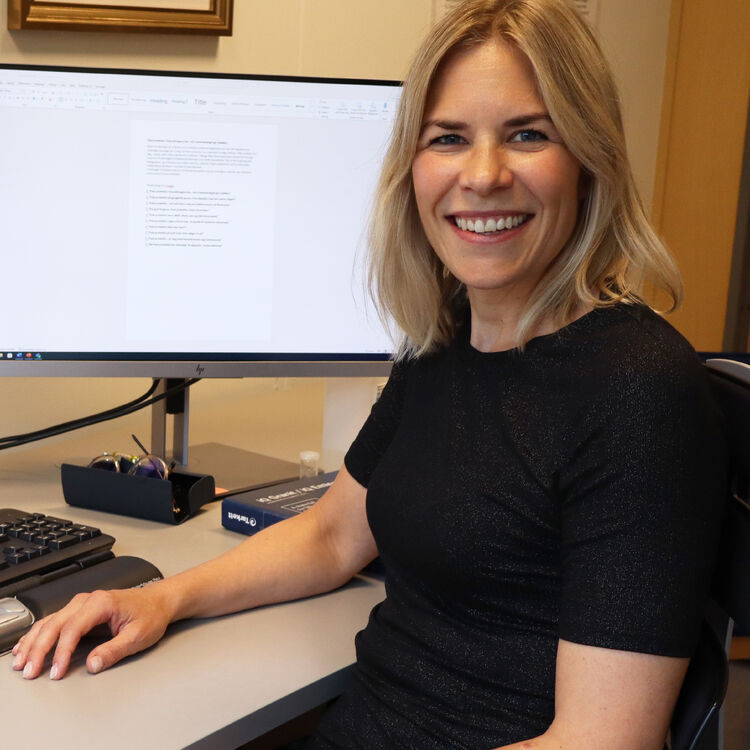 NIOM researcher Mina Aker Sagen sitting in her office next to her PC