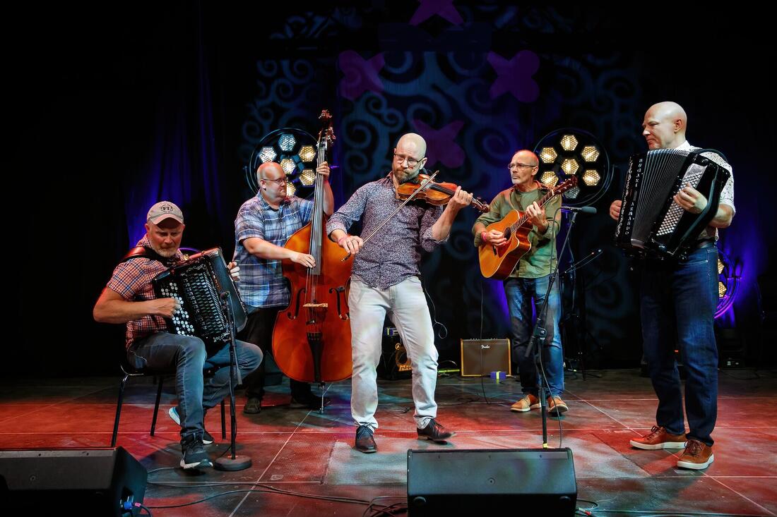 Kjell Arne Kolden saman med Hans Sandum og Amund Bruøygard på fremste rekke og Ole Morten Blankenborg og Rolf Morten Hosarøygard på komp kan krone seg som Noregsmeistrar i gruppespel under Landsfestivalen. Foto: Thomas Westling.