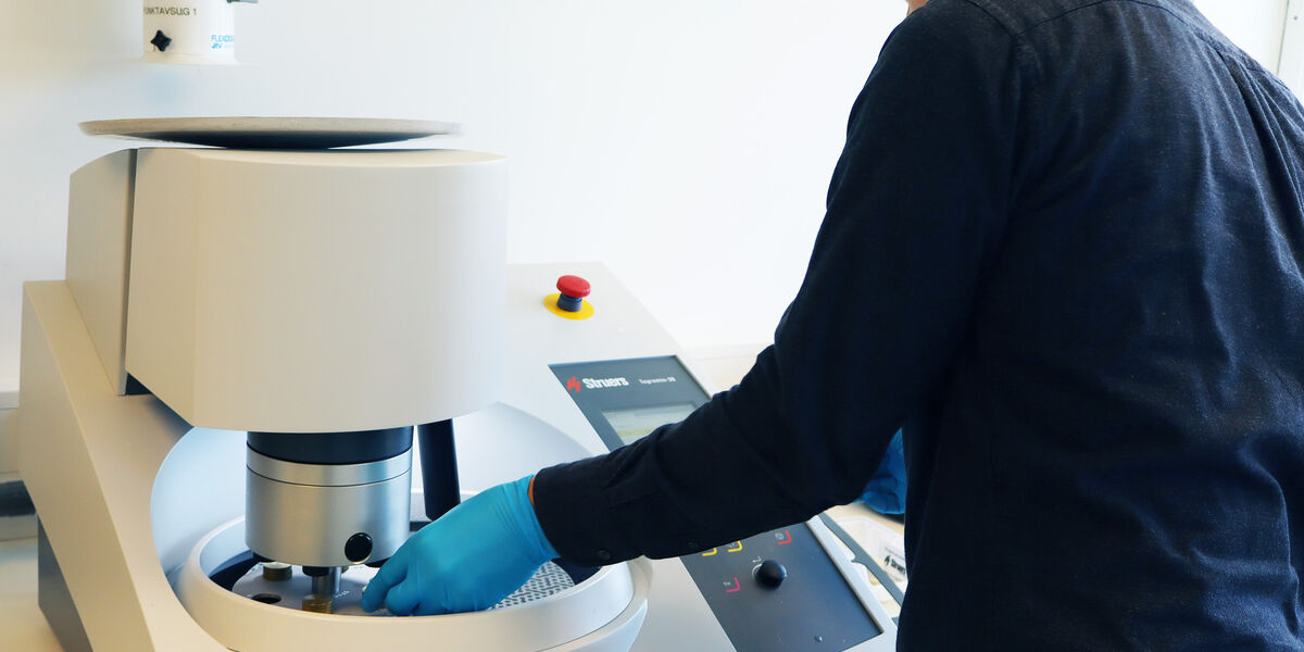 NIOM engineer Magnus Anderson standing by an automation machine.