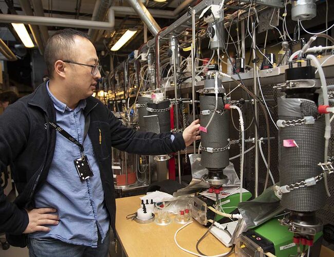 NIBIO-forsker Lu Feng og kollegaer fra NIBIO og NMBU har dokumentert hvordan biofilmbaserte prosesser kan brukes til å produsere biometan med over 96 prosent renhet. Foto: John Olav Oldertrøen