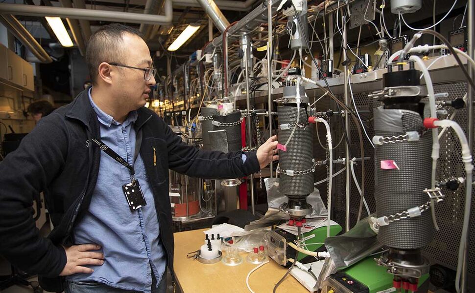 NIBIO-forsker Lu Feng og kollegaer fra NIBIO og NMBU har dokumentert hvordan biofilmbaserte prosesser kan brukes til å produsere biometan med over 96 prosent renhet. Foto: John Olav Oldertrøen