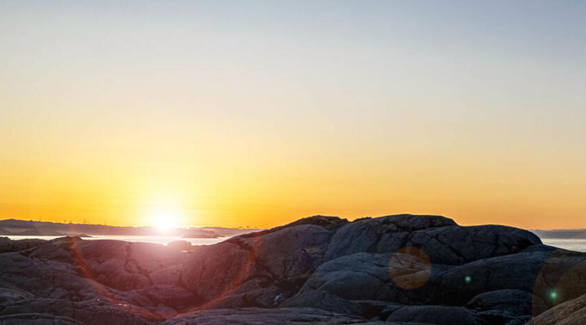 Sol går ned bak fjellet