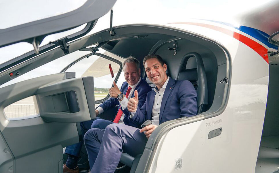 Klima- og miljøminister Andreas Bjelland Eriksen og samferdselsminister Jon-Ivar Nygård i førersetet på elflyet. Foto: Øystein Løwer/Avinor Avinor