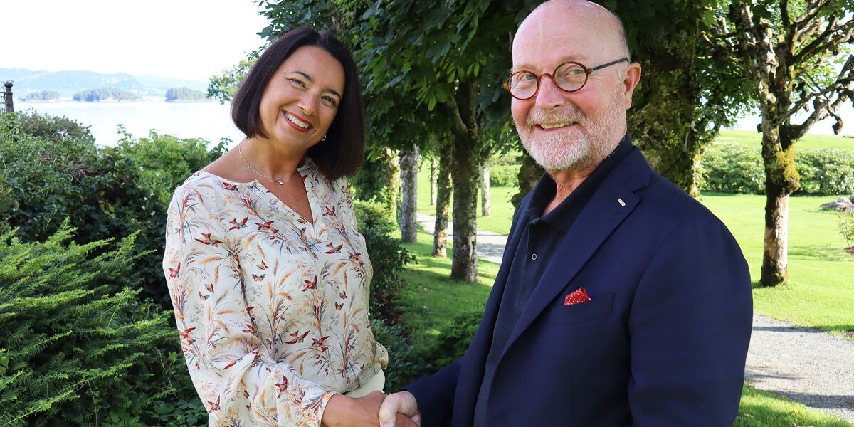 Picture of Trine Lise Lundekvam Berge and CEO Per Vult von Steyern outside of Hotel Solstrand
