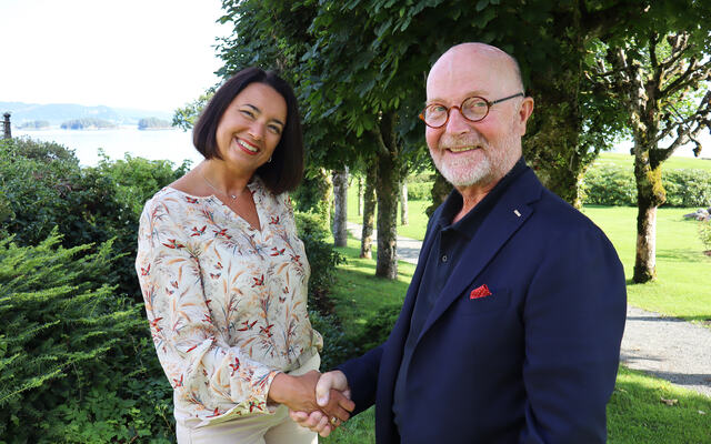 Picture of Trine Lise Lundekvam Berge and CEO Per Vult von Steyern outside of Hotel Solstrand